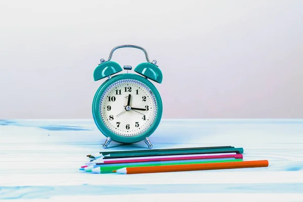 De volta à escola. lápis coloridos e um despertador , — Fotografia de Stock